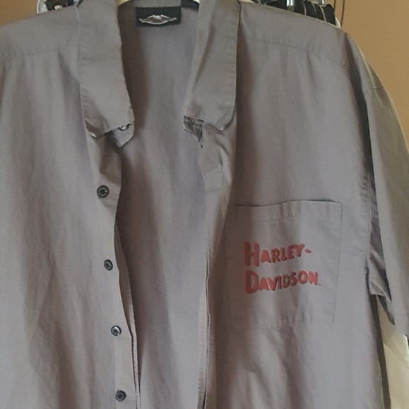 Button up casual shirt. - Picture 1 of 3